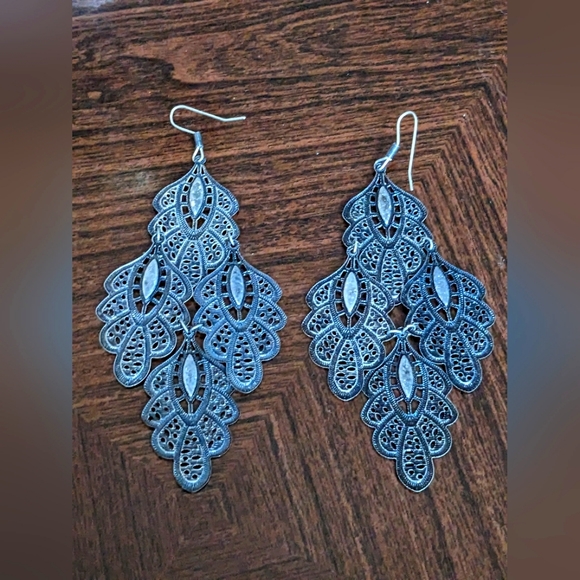 Dangly silver earring with black accents - Picture 2 of 2